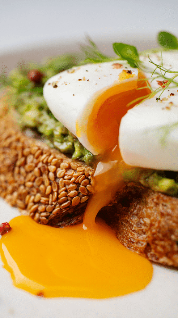 Sałatka na ciemnym talerzu — fotografia potraw Sophie Foodstories Wrocław